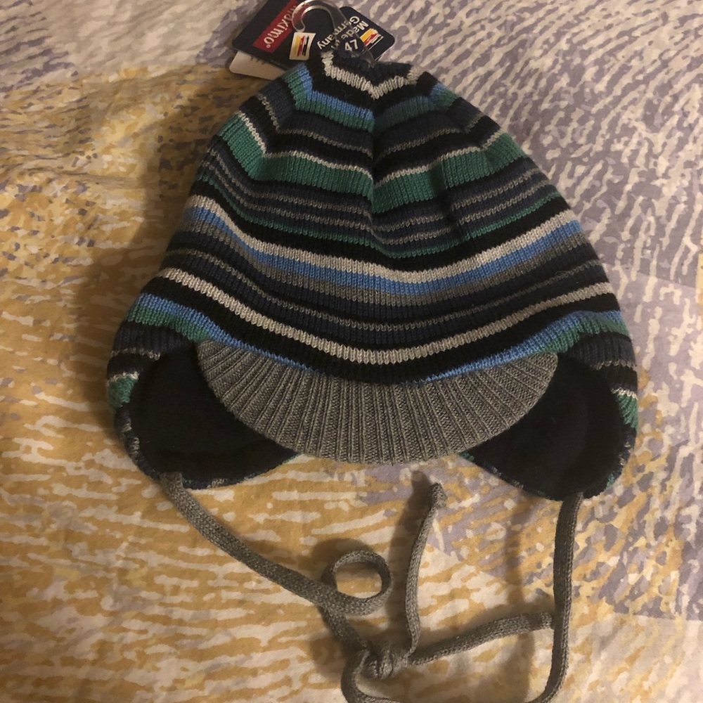 Boys hat with ties! Sz 47!